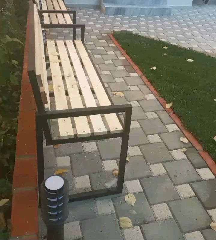 Stola me strukturë metalike dhe dru, të montuar.